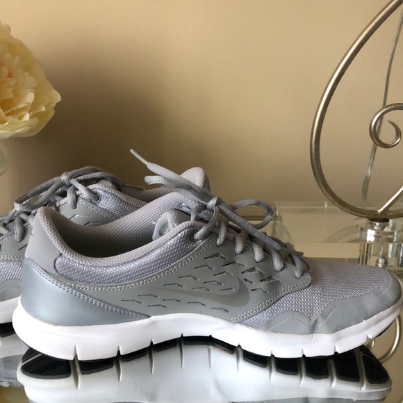 Nike Women's Orive NM Running Shoe Wolf Grey/Volt/Metallic Silver - Picture 3 of 9